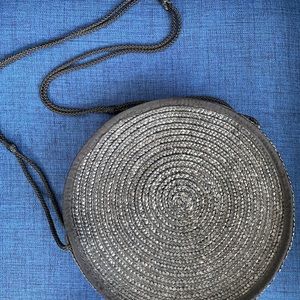 Black round circle straw purse /  bag.  Great sz!